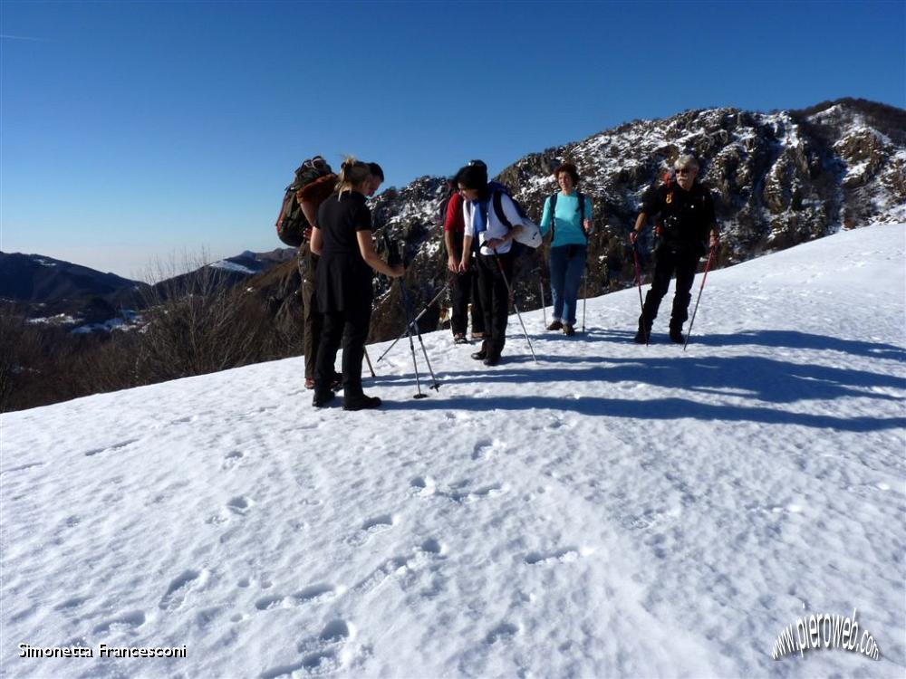 31 Prepariamoci per una foto di gruppo sulla neve.JPG